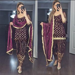 Georgette de créateur avec une séquence de broderie lourde Travail manuel en miroir réel avec pompon Bordure sans manche Latkan Dori - Product Image 3