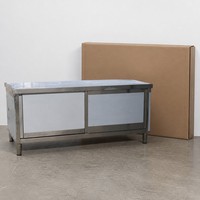 Table de travail en acier inoxydable peu encombrante avec rangement sous le comptoir et structure robuste pour cuisine de restauration rapide