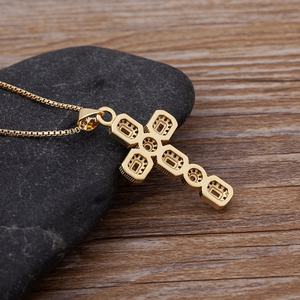 قلادة كريستال أنيقة بالجملة من QIKU، قلادة نحاسية مطلية بالذهب مع حجر الزركونيا، تصميم كلاسيكي فاخر مرصع بالأحجار الكريمة - Product Image 4