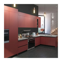 Meubles de cuisine modernes en PET rouge brique, configuration en L avec tour de four et suspension en laiton pour duplex