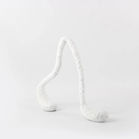 Sculpture abstraite en résine texturée blanche à double base, style minimaliste et courbé, pour la décoration de la maison, des hôtels et des bureaux (vente en gros ODM)