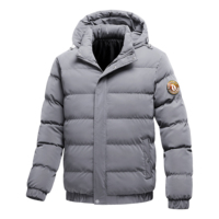 Parka courte d'hiver matelassée brillante avec capuche, badge brodé sur le bras, ourlet côtelé, poignets zippés et boutons-pression, coupe-vent