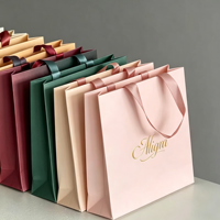 Sac en papier recyclable pour l'emballage de vêtements et de chaussures, carton blanc robuste, capacité de 6 à 9 kg, poignée personnalisée OEM