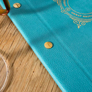 Couverture de menu personnalisée en similicuir bleu avec logo, style couverture de livre, pour restaurants et bars, couvertures de menu recto-verso avec fixation par vis - Product Image 5