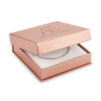 Boîte d'emballage personnalisée pour petites boucles d'oreilles rectangulaires avec fenêtre transparente, idéale pour la présentation de bijoux sur comptoir de vente au détail