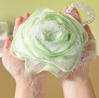 Éponge de bain en forme de rose PE 50g/70g en gros, Loofah en forme de fleur de rose pour nettoyer le corps, éponge de douche exfoliante