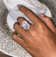 Meistverkaufter Damen 18k PVD-Gold Edelstahl Breiter Chunky Ring mit Weißer Natürlicher Muschelschale für Hochzeit, Verlobung, Punk-Stil