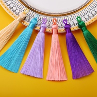 Handgemaakte stijlvolle lusvormige kwast hanger, kleurrijke decoratieve franje voor tassen, handtassen, sleutelhangers en cadeauverpakkingen
