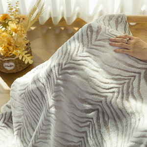 Jeté en flanelle moderne 100% polyester Doux et léger Literie tricotée d'hiver pour un usage décoratif à la maison - Product Image 4