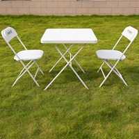 Table d'extérieur pliable en plastique PP durable au design moderne, résistante aux UV et imperméable, facile à ouvrir, idéale pour les hôtels et les parcs
