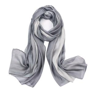 Bufanda de Seda para Mujer, Nueva Colección Otoño Invierno, Chal Versátil de Seda de Morera con Degradado de Color Cálido y Patrón con Logotipo - Product Image 5