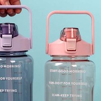 Bouteilles d'eau de sport JM Custom de 2 litres, 64 oz, portables, colorées, en plastique transparent, réutilisables, avec paille et couvercle