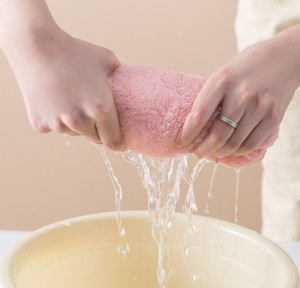 Cappuccio da donna ad asciugatura rapida in pile di corallo Superfine copricapo da bagno in tessuto non tessuto stile semplice - Product Image 3