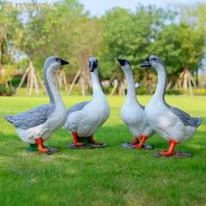 Una grande scultura d'<span class=keywords><strong>oca</strong></span> nel cortile di una fattoria, una scultura d'<span class=keywords><strong>oca</strong></span> <span class=keywords><strong>bianca</strong></span> in un giardino rurale e una scultura d'<span class=keywords><strong>oca</strong></span> simulata - Product Image 1