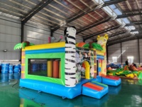 Château gonflable commercial Jungle Safari avec toboggan, piliers zèbre et girafe, pour location événementielle et aire de jeux extérieure