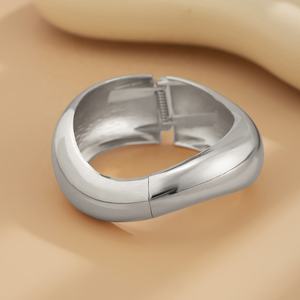 Pulsera clásica de cara ancha Irregular de oro 2024, pulsera con textura curva plateada para mujer, regalo de joyería para fiesta de verano - Product Image 3