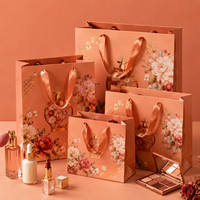 Sac cadeau en papier de luxe avec logo en feuille d'or imprimé sur mesure pour vêtements, parfums, cosmétiques