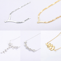Collier en argent 925 avec opale, attache martelée classique et chaîne maille forçat brillante, artisanat sans faille
