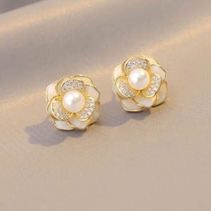Boucles d'oreilles élégantes et tendance en alliage plaqué or avec fleur de camélia et perle, ornées de strass blancs personnalisés pour les occasions festives - Product Image 3