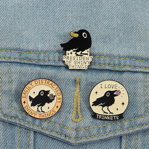 Cartoon Crow Emaille Pin Lustiger Vogel, der Diamant brosche hält Ich liebe Schmuckstücke Abzeichen Geschenk Schmuck Großhandel - Product Image 2