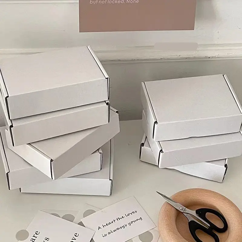 高品質の白い折りたたみカスタムロゴ印刷段ボール配送ボックスメールボックス化粧品包装セット