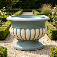 Urne à plantes en résine faite à la main, bicolore bleu-crème, peinte à la main, sur piédestal cannelé européen, style classique vintage, grande taille, pour extérieur.