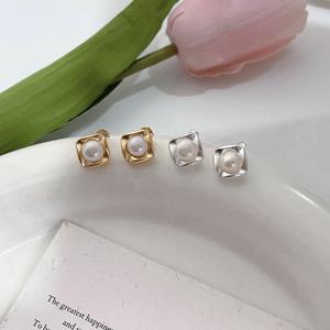 Dernières nouveautés : boucles d'oreilles pour femmes en argent 925 plaqué or, nacre blanche, style coréen, tendance et à la mode. - Product Image 1