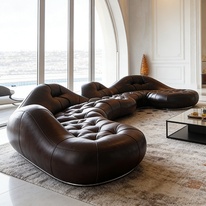 Canapé en cuir courbé de luxe moderne, capitonné, marron, Chesterfield, sectionnel, grand meuble de salon, canapé design sinusoïdal - Product Image 1