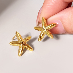 Pendientes de Estrella de Mar de Cinco Puntas Chapados en Oro de 18K, Accesorios de Moda con Diseño de Estrella de Mar - Product Image 1