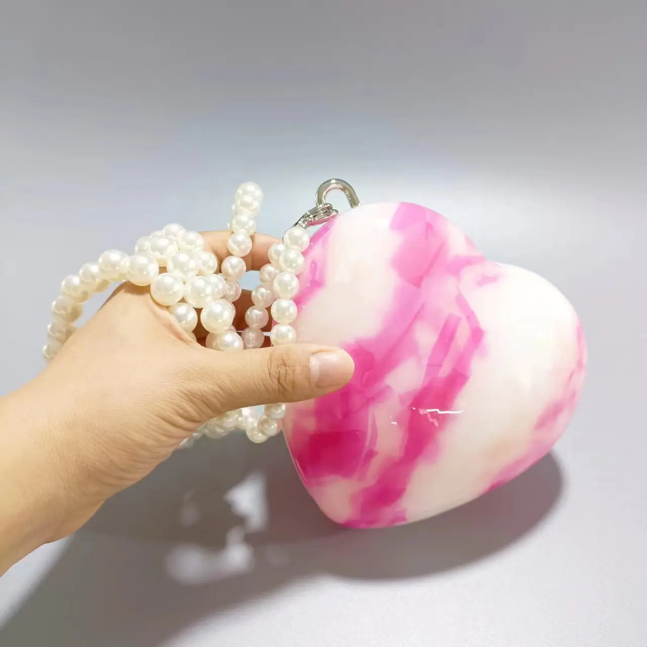 All'ingrosso moda multicolore con manico di perle a forma di cuore in acrilico bianco fantasia borse da festa da donna pochette