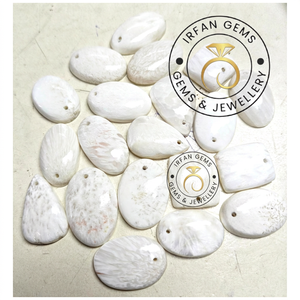 Cabochons de scolecite blanche naturelle, lot en gros de cabochons vendus au poids, de différentes formes et tailles, utilisés pour la fabrication de bijoux. - Product Image 1
