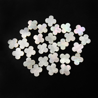 Trèfle à quatre feuilles naturel sur mesure en nacre blanche à dos plat, personnalisation en gros disponible, fournisseur de pierres précieuses en forme de trèfle