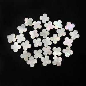 Trèfle à quatre feuilles naturel sur mesure en nacre blanche à dos plat, personnalisation en gros disponible, <span class=keywords><strong>fournisseur</strong></span> de pierres précieuses en forme de trèfle - Product Image 2