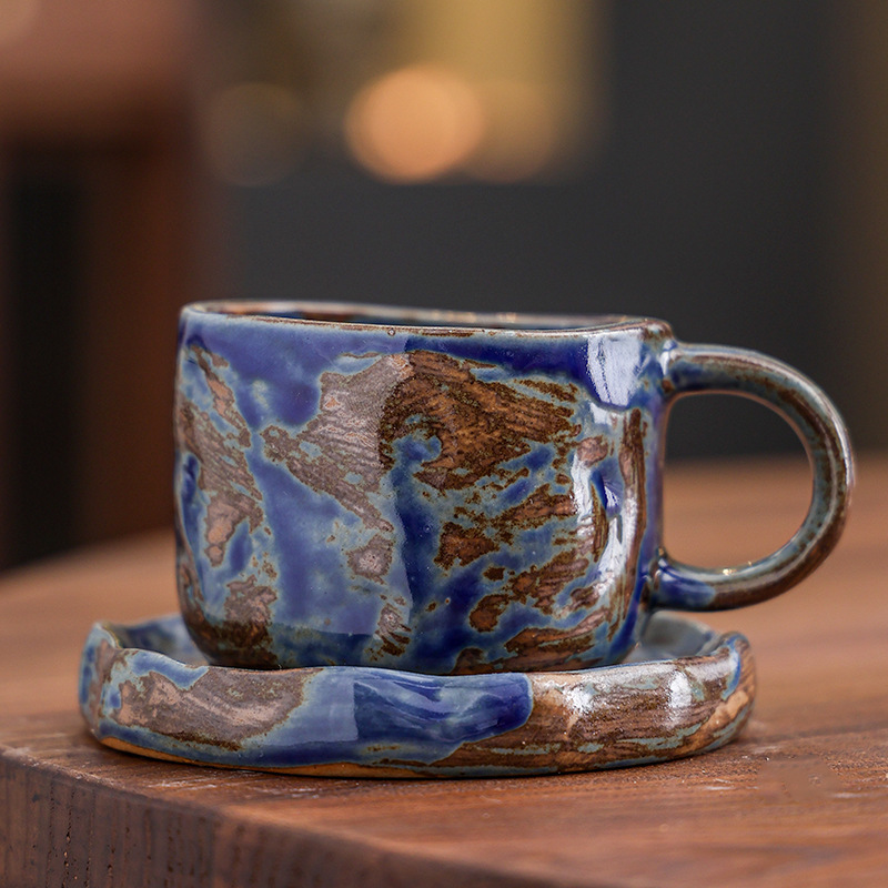 Ensemble de tasses à café pétries à la main - Le four devient bleu