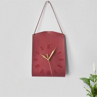 Horloge murale d'art rétro en gros personnalisé simple face en cuir design mouvement à quartz en forme de sac tenture murale pour café boutique