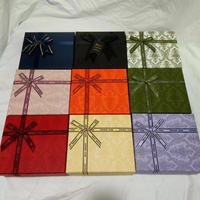 Coffret cadeau rigide à motif floral rouge avec ruban imprimé et nœud, boîte d'emballage pour cadeaux de mariage et de fêtes avec sac cadeau en papier assorti