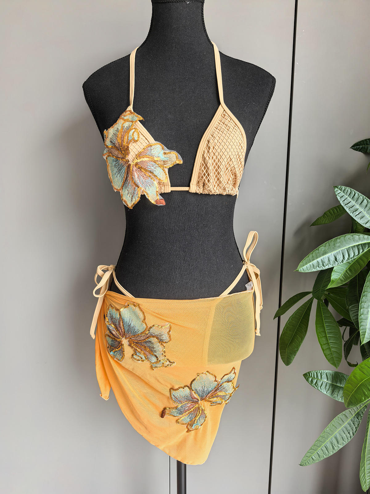 สีเหลืองอ่อน