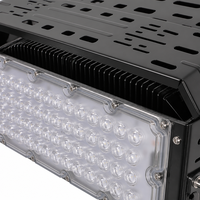 Projecteurs LED sportifs incurvés carrés anti-éblouissement IP66 600W 700W SMD5050 à intensité variable 6500K 230V 380V pour le tennis de table
