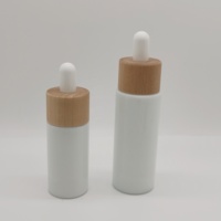 Emballage de flacon pompe en verre de haute qualité pour cosmétiques, 30 ml, 50 ml, flacon d'huile essentielle en verre plat blanc opale avec compte-gouttes en bois véritable