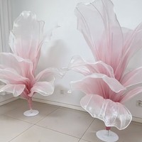 Installation artistique géante de fleurs artificielles en soie, sur mesure et faite à la main, haut de gamme et luxueuse, pour la décoration de mariage et les vitrines.