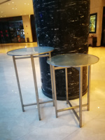 Vente en gros de buffets mobiles en or pour événements Tables de cocktail Table de buffet portable avec miroir pliable pour hôtel