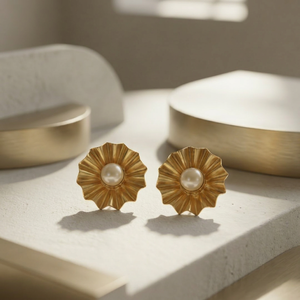 Pendientes de Perlas y Conchas Acanaladas con Diseño Floral de Sol Dorado - Engaste de Latón para Boda - Product Image 1