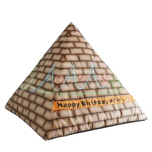 사업 승진 광고를 위한 로고를 가진 주문을 받아서 만들어진 거대한 팽창식 피라미드 모형
