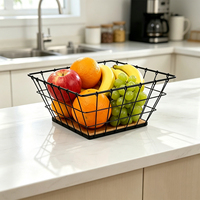 Zwarte metalen draadmand, multifunctionele keukenmand voor fruit en snacks, met houten bodem