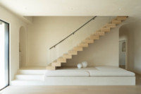 Escalier pliant intérieur sur mesure en acier inoxydable durable avec marches en pierre naturelle et garde-corps en verre moderne de luxe pour appartement