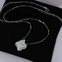 NORELLE 1ct Collier Trèfle à Quatre Feuilles D Couleur VVS Collier Moissanite en Argent Sterling 925 avec Placage Platine Pendentif Chanceux