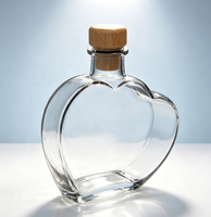Bouteille en verre de luxe haut de gamme avec forme unique et bouchon en liège, pour la vodka, le whisky et le brandy.