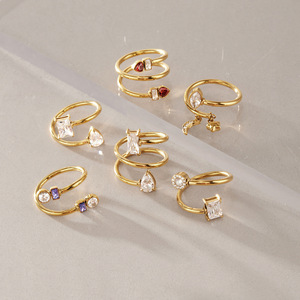 Anello Aperto Originale in Acciaio Inossidabile Placcato Oro 18K, Design Classico Raffinato con Tubo Cavo a Molla Multistrato e Zirconi Cubici a Goccia Quadrata - Product Image 3