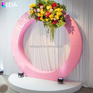 LEDA Party Events suministra un fondo de flores colgantes de acrílico redondo rosa moderno y personalizado. - Product Image 4