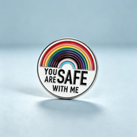 Broche en émail métallique peinte « Tu es en sécurité avec moi » – Thème drapeau arc-en-ciel, badge de revers, bijou, cadeau pour amis LGBT